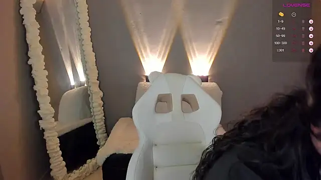 amber curly online show from December 3, 2024, 8:06 pm