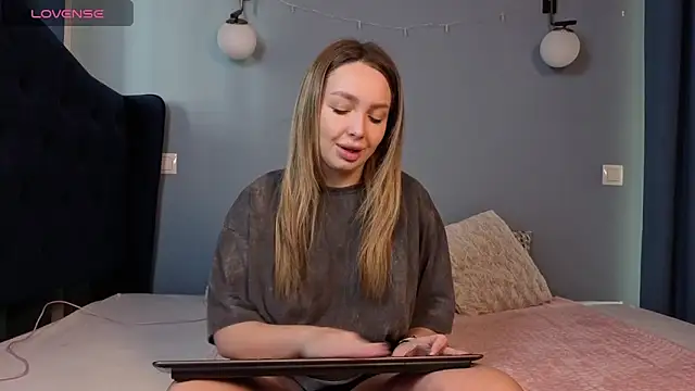 AnnaMaee online show from March 10, 2026, 9:47 am