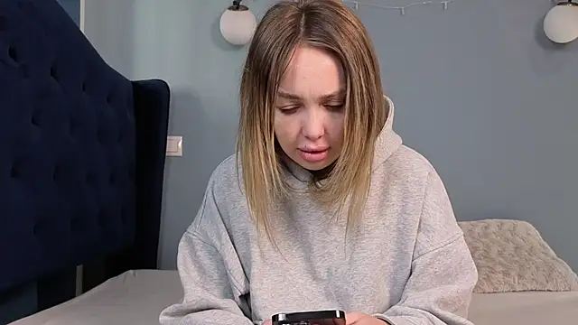 AnnaMaee online show from March 17, 2026, 8:28 am