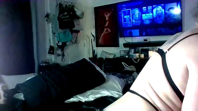 EverlynnCynn20 online show from February 13, 2026, 1:40 pm