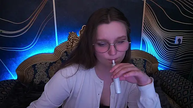 MagicPeachh  online show from November 6, 2025, 1:45 pm