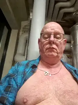 andrejoyfull64 online show from May 20, 2026, 1:06 pm