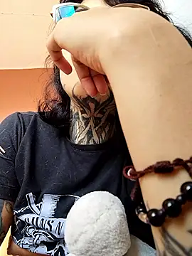 taaylor33 online show from November 22, 2025, 8:41 pm