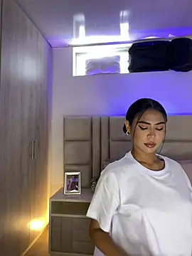 HaileyBaldwin online show from February 6, 2025, 5:51 pm