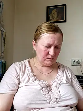 Snapshot of blondyaguar chatting on April 3, 2026, 12:47 pm blondyaguar online show from April 3, 2026, 12:47 pm