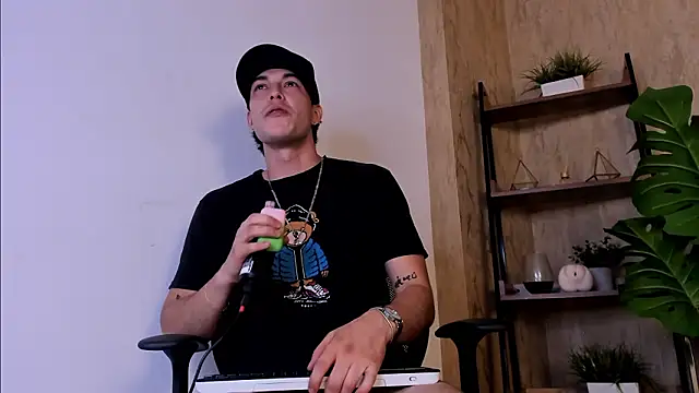 Karimferrer online show from February 4, 2026, 9:53 pm