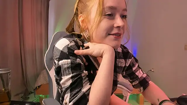 Snapshot of alisahug chatting on April 19, 2026, 12:26 pm alisahug online show from April 19, 2026, 12:26 pm