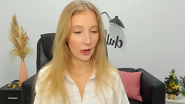 LolaWilsons online show from December 24, 2024, 12:33 pm