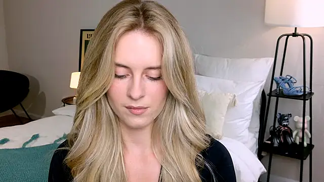 RozzitaBedberry online show from September 19, 2025, 3:13 pm