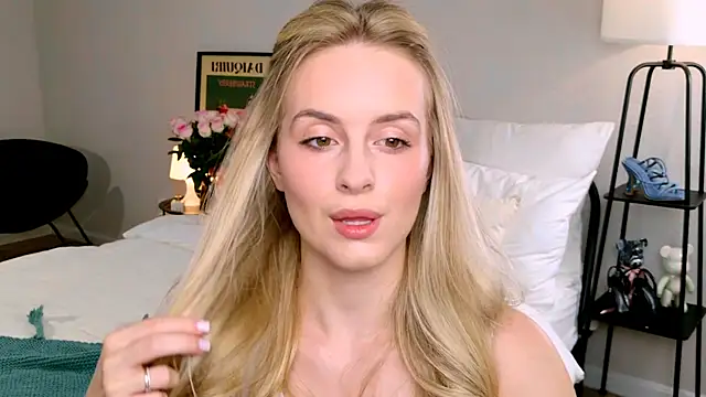 RozzitaBedberry online show from September 24, 2025, 6:06 am