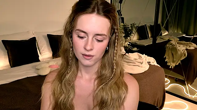 RozzitaBedberry online show from May 16, 2026, 1:43 pm