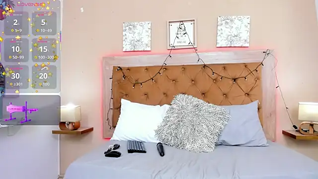 CristalLoren online show from December 18, 2025, 6:58 pm