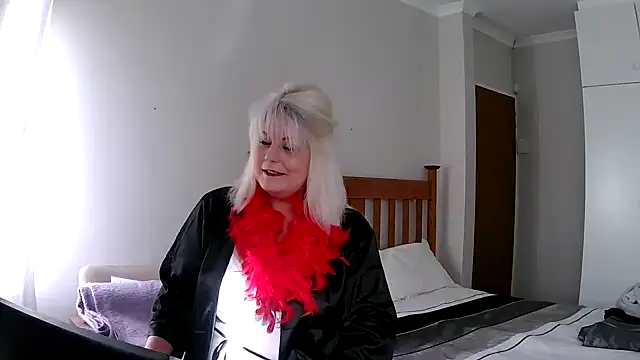 Miahotmilf online show from December 22, 2024, 3:22 pm