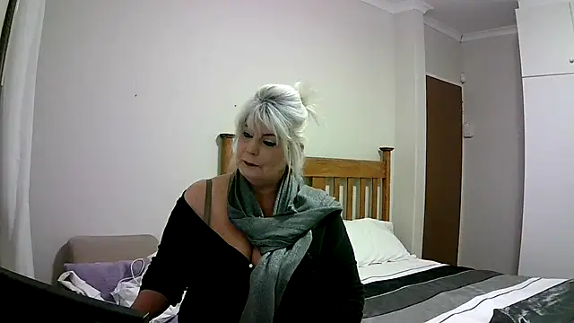 Miahotmilf online show from December 31, 2024, 9:50 pm