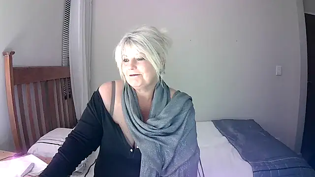 Miahotmilf online show from January 16, 2025, 6:48 pm