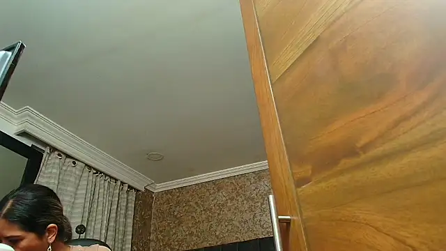 stella xue online show from October 4, 2025, 1:42 pm