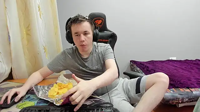 iliaskrislove online show from December 17, 2025, 4:29 am