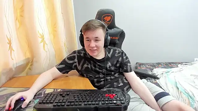 iliaskrislove online show from April 28, 2026, 2:33 pm