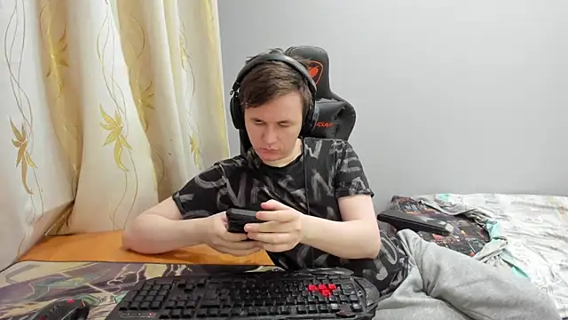 iliaskrislove online show from June 11, 2026, 8:51 pm