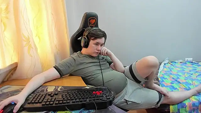 iliaskrislove online show from July 19, 2026, 2:43 pm