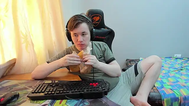 iliaskrislove online show from July 20, 2026, 10:50 am