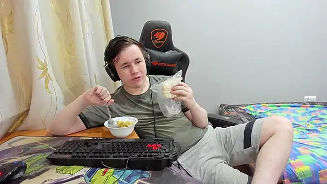 iliaskrislove online show from July 23, 2026, 6:28 pm