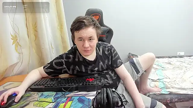 iliaskrislove online show from July 28, 2026, 8:23 pm
