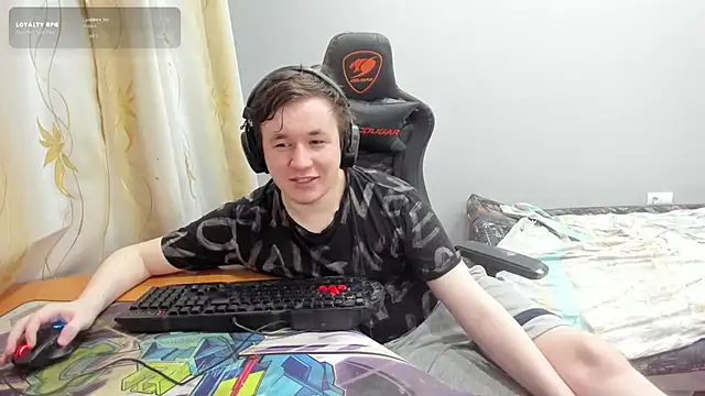 iliaskrislove online show from July 28, 2026, 8:52 pm