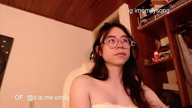 Snapshot of emily_pearl_ chatting on March 19, 2026, 11:09 pm emily pearl online show from March 19, 2026, 11:09 pm