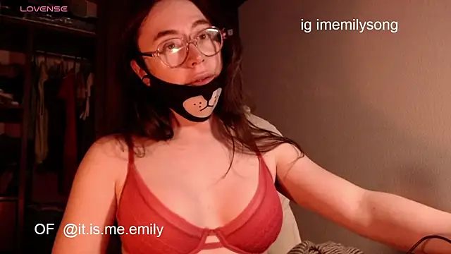 Snapshot of emily_pearl_ chatting on June 9, 2026, 11:05 pm emily pearl online show from June 9, 2026, 11:05 pm