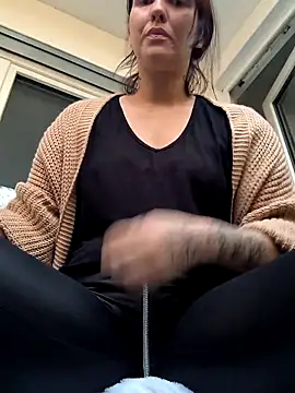 Snapshot of Linalicious chatting on November 6, 2025, 2:18 pm Linalicious online show from November 6, 2025, 2:18 pm