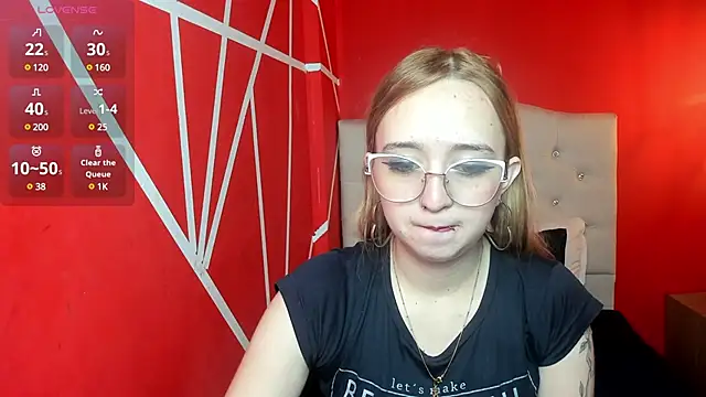 Liaroberts1 online show from December 18, 2024, 12:07 pm