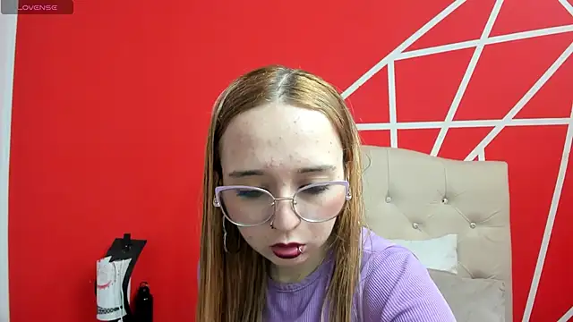 Liaroberts1 online show from December 27, 2024, 12:12 pm
