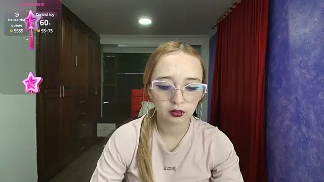 Liaroberts1 online show from December 28, 2024, 12:03 pm