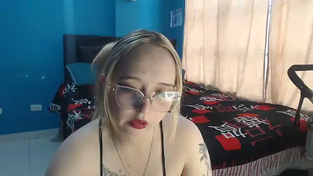 Snapshot of Liaroberts1 chatting on September 18, 2025, 11:56 am Liaroberts1 online show from September 18, 2025, 11:56 am