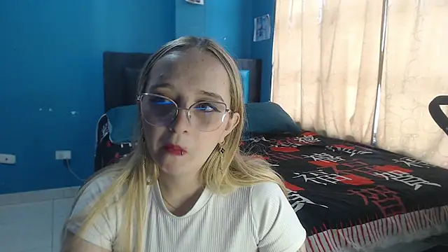 Snapshot of Liaroberts1 chatting on October 6, 2025, 12:02 pm Liaroberts1 online show from October 6, 2025, 12:02 pm