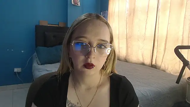 Snapshot of Liaroberts1 chatting on October 20, 2025, 11:54 am Liaroberts1 online show from October 20, 2025, 11:54 am