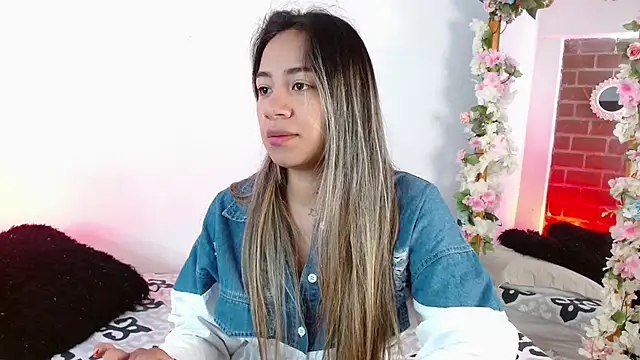 Jules n Gia online show from December 18, 2024, 4:28 pm