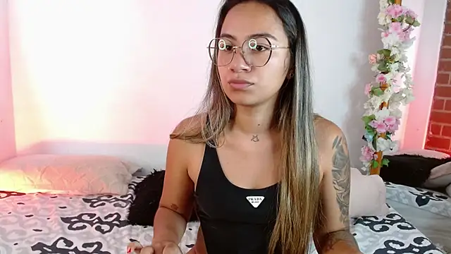 Jules n Gia online show from December 19, 2024, 7:40 pm