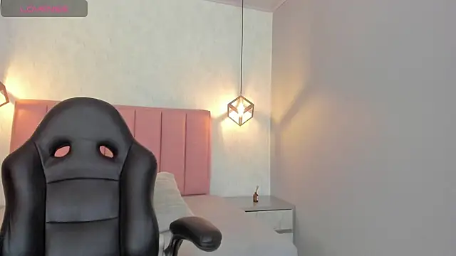 SUNNYCYRUS online show from October 31, 2025, 12:39 pm