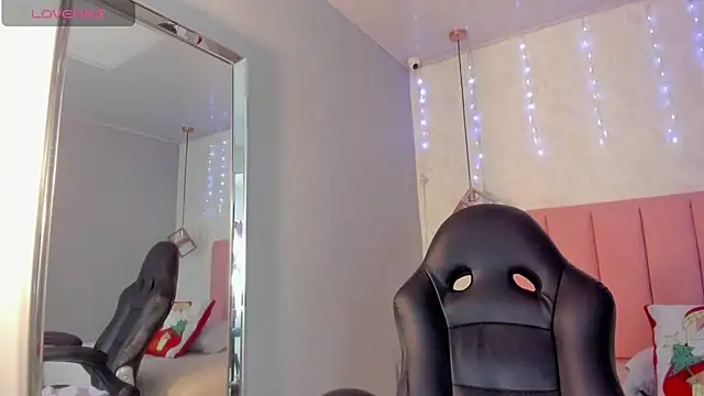 SUNNYCYRUS online show from December 17, 2025, 12:33 pm