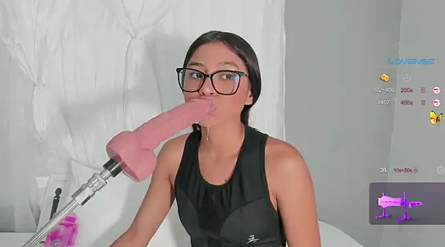 Luna cute 2 online show from February 19, 2025, 10:31 pm