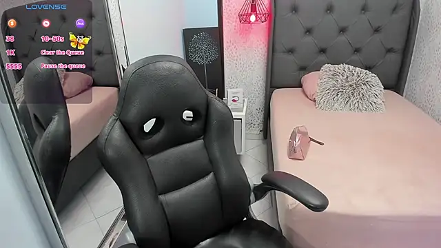 Snapshot of SUZETMONACO chatting on February 24, 2026, 7:23 pm SUZETMONACO online show from February 24, 2026, 7:23 pm