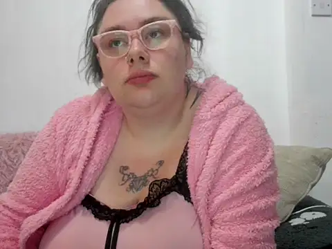 Snapshot of Bustycurves chatting on October 9, 2025, 7:23 pm Bustycurves online show from October 9, 2025, 7:23 pm