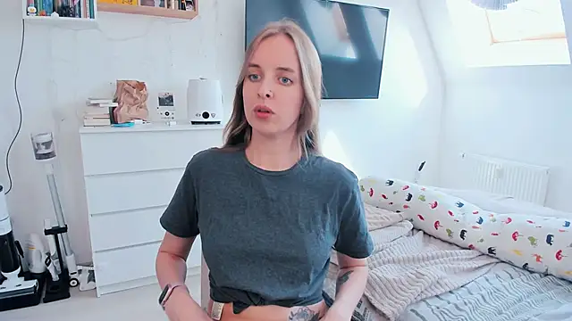 Snapshot of violet_blue_eyes chatting on May 6, 2026, 1:27 pm violet blue eyes online show from May 6, 2026, 1:27 pm