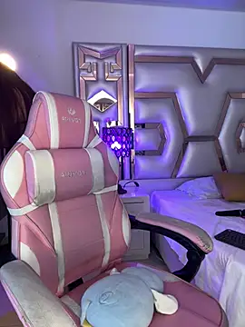 Chloee Evans1 online show from February 8, 2025, 7:05 pm