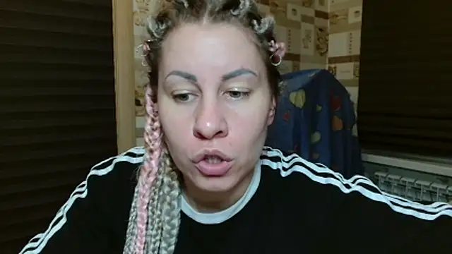 Snapshot of TherestlessKitty chatting on May 12, 2026, 10:29 pm TherestlessKitty online show from May 12, 2026, 10:29 pm