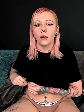 Snapshot of nora_the_strange chatting on March 10, 2026, 11:04 am nora the strange online show from March 10, 2026, 11:04 am