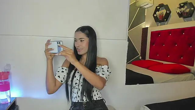 Snapshot of Karoll014 chatting on June 25, 2026, 1:15 pm Karoll014 online show from June 25, 2026, 1:15 pm