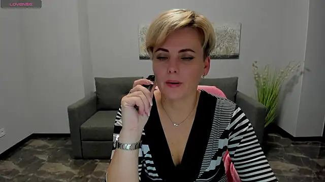 Julia Wilsone online show from December 12, 2024, 5:26 pm